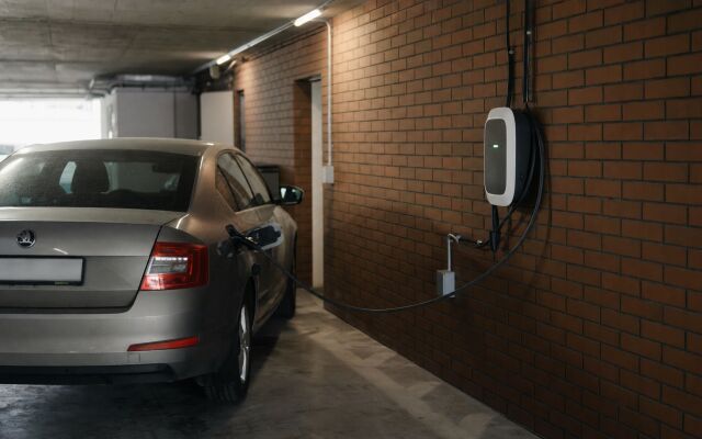 Wallbox na nabíjanie elektrického auta v podzemnej garáži bytového domu