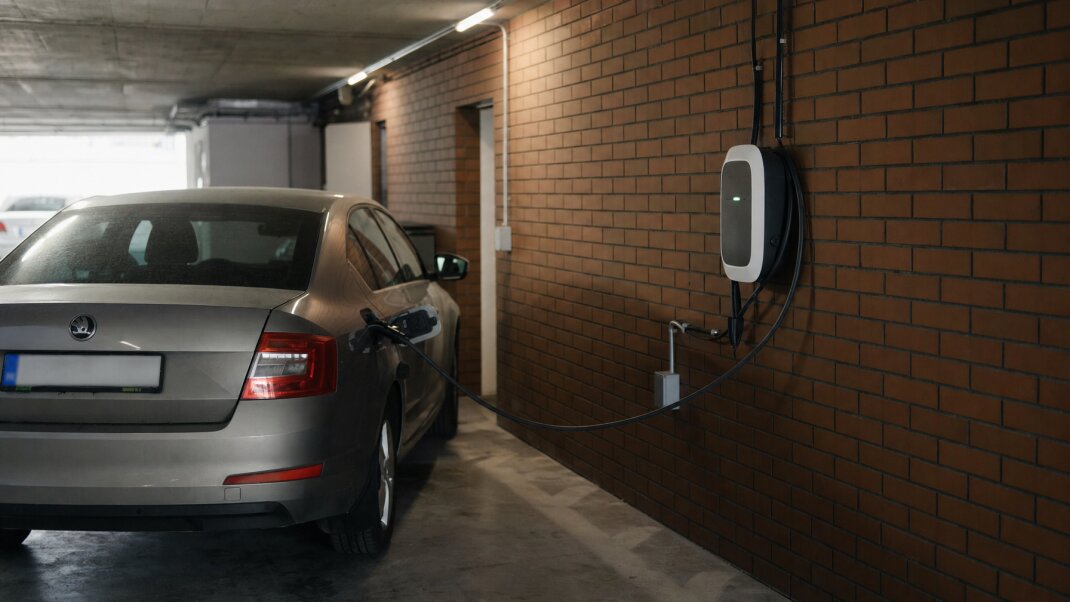 Wallbox na nabíjanie elektrického auta v podzemnej garáži bytového domu