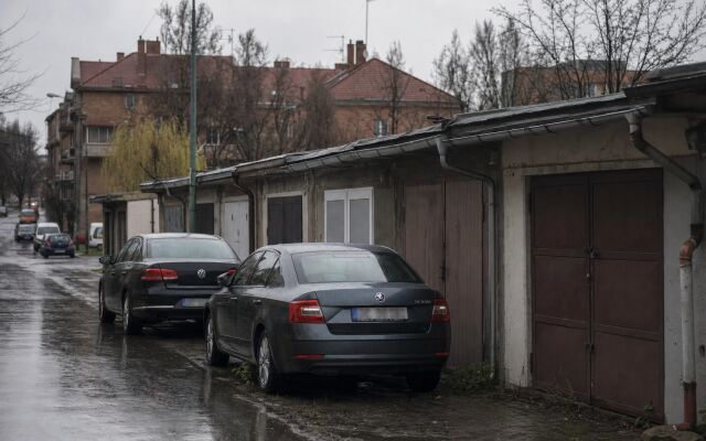 Garážové státie v Bratislave s autom a nákupným košíkom