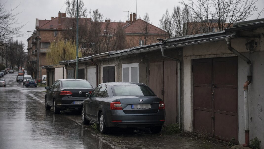 Garážové státie v Bratislave s autom a nákupným košíkom