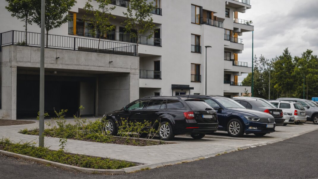 Parkovacie miesta v novostavbe s modernou architektúrou v Bratislave