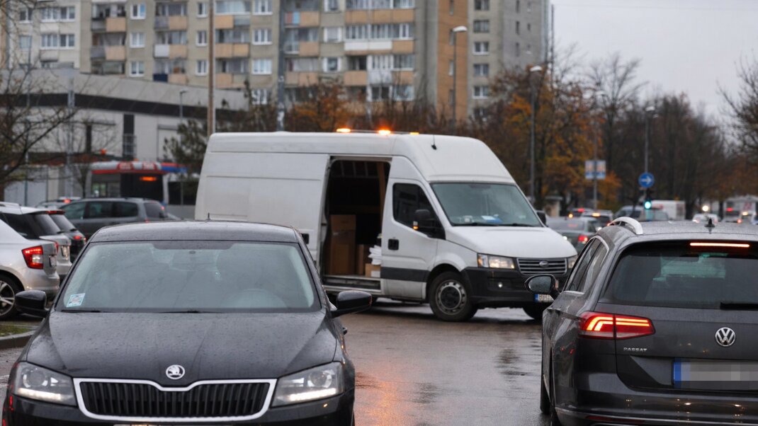 Kuriér zaparkovaný na blikačkách pred vchodom v bratislavskej štvrti