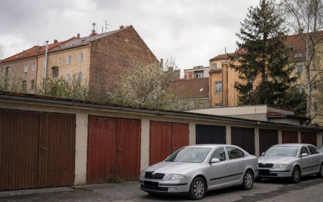 Dopytové inzeráty na garáže v Bratislave s vyššími cenami ako ponuka
