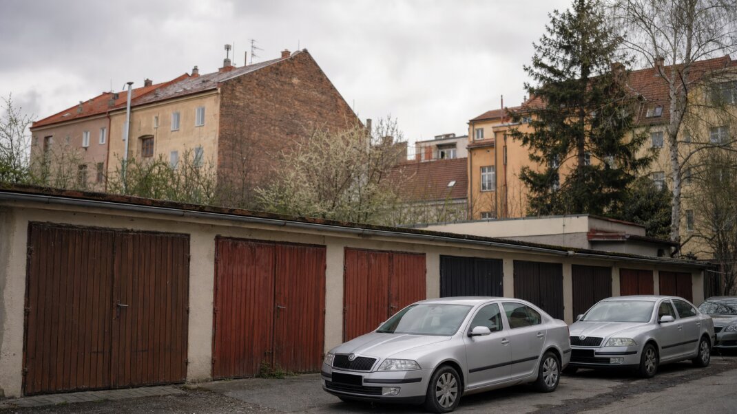 Dopytové inzeráty na garáže v Bratislave s vyššími cenami ako ponuka