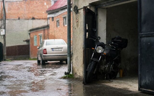 Motorka zaparkovaná v bezpečnej garáži v Bratislave