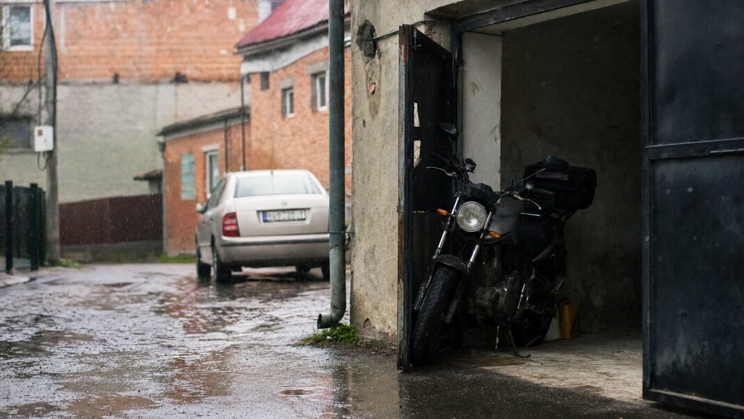 Motorka zaparkovaná v bezpečnej garáži v Bratislave