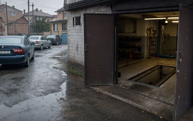 Montážna jama v garáži v Trenčianskom kraji s automobilom a náradím