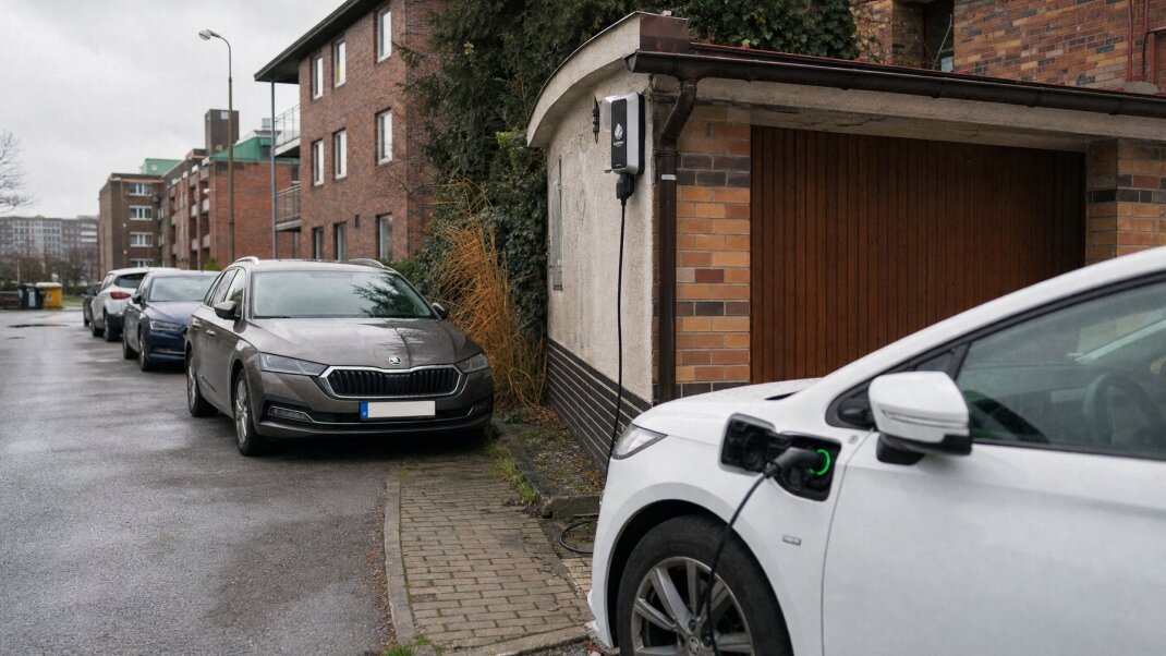 Elektromobil nabíjajúci sa v garáži s wallboxom v slovenskej urbanizácii