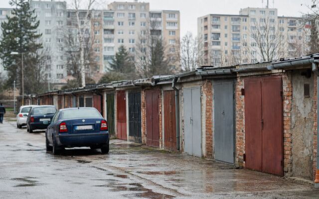 Murovaná garáž v Bratislave s moderným dizajnom a parkovacími miestami
