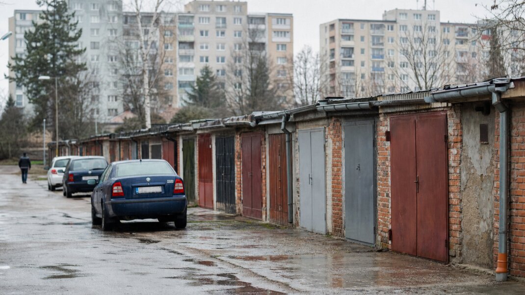Murovaná garáž v Bratislave s moderným dizajnom a parkovacími miestami