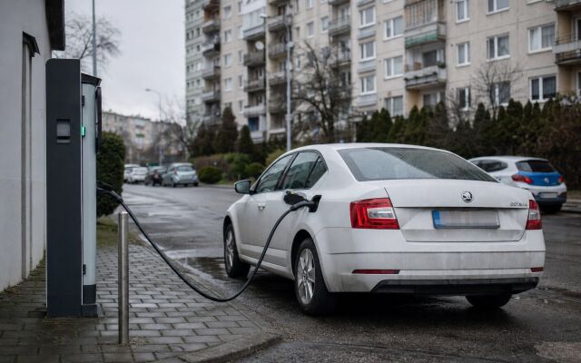 Nabíjacia stanica pre elektromobily v Bratislave s parkovacím miestom