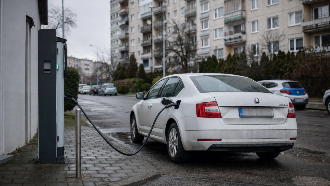 Nabíjacia stanica pre elektromobily v Bratislave s parkovacím miestom