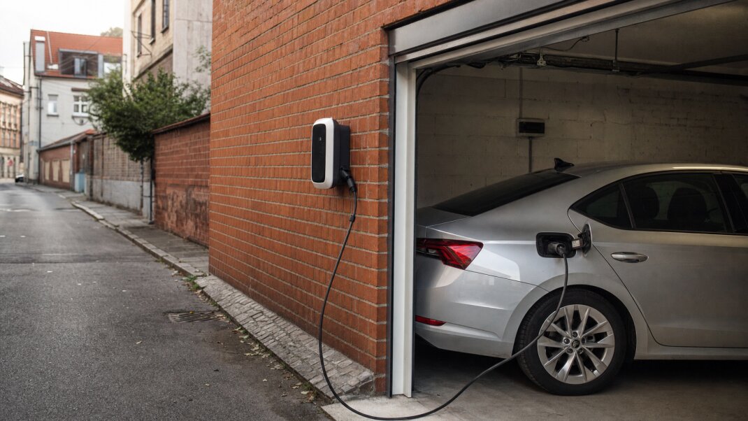 Nabíjacia stanica pre elektromobily v garáži s moderným interiérom