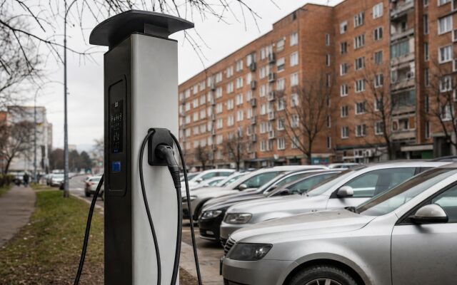 Parkovacie miesto s nabíjacou stanicou pre elektromobily v Bratislave