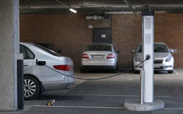 Nabíjacia stanica pre elektromobily v podzemnej garáži v Bratislave