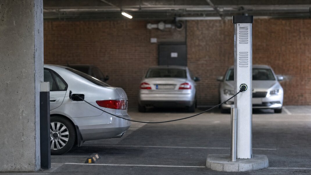 Nabíjacia stanica pre elektromobily v podzemnej garáži v Bratislave