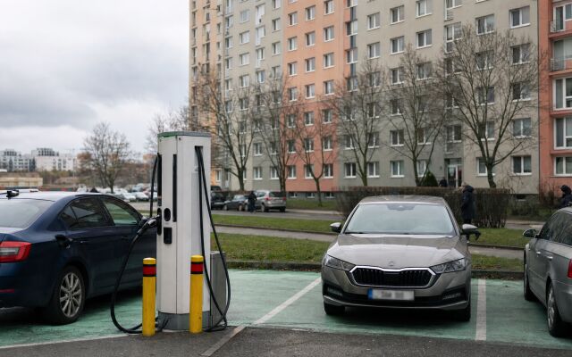 Parkovacie miesto s nabíjacou stanicou pre elektromobily v Bratislave