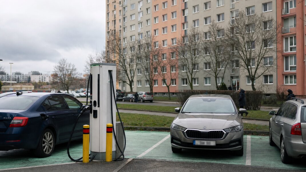 Parkovacie miesto s nabíjacou stanicou pre elektromobily v Bratislave