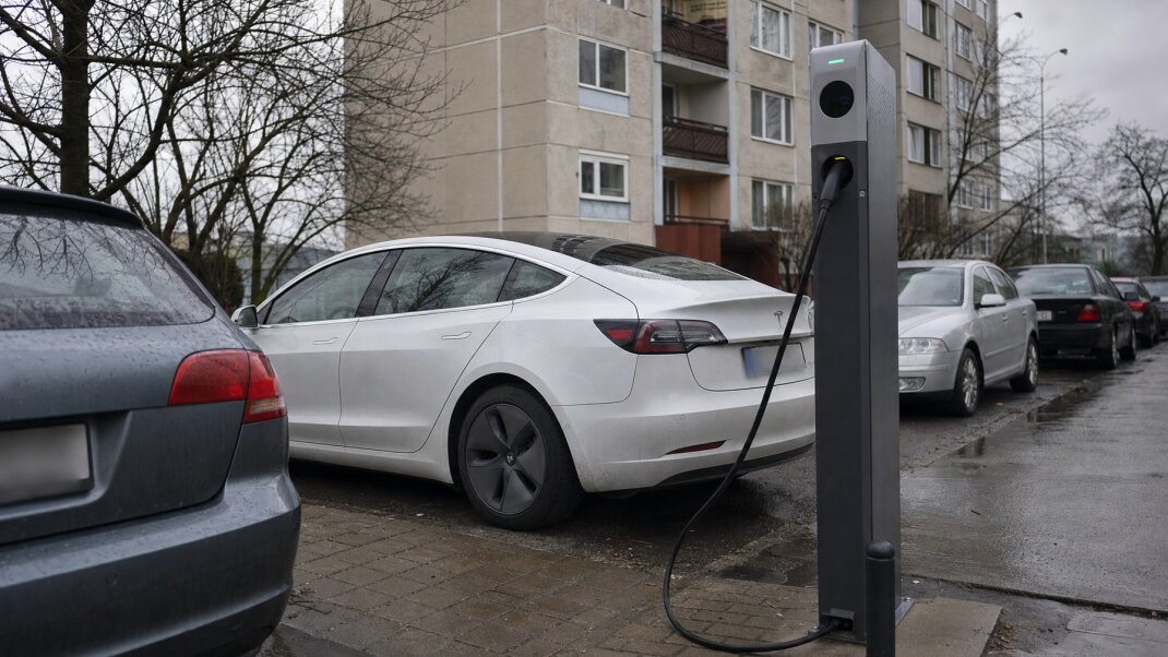 Elektromobil s plnou batériou zablokoval nabíjačku v Bratislave