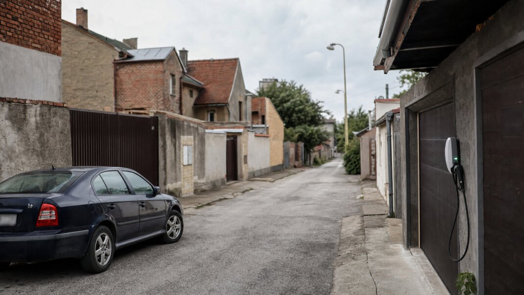 Obyčajná garáž s nabíjacou stanicou v Bratislave