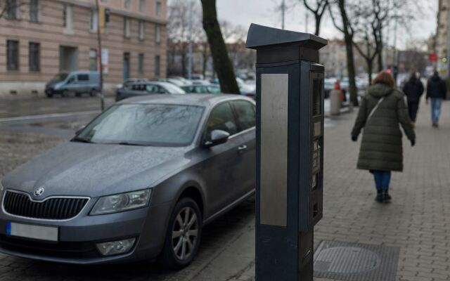Vodič platí parkovné cez mobilnú aplikáciu na rušnej ulici v Bratislave