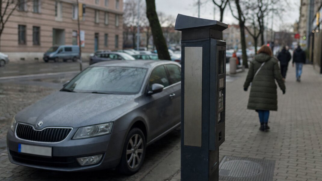 Vodič platí parkovné cez mobilnú aplikáciu na rušnej ulici v Bratislave