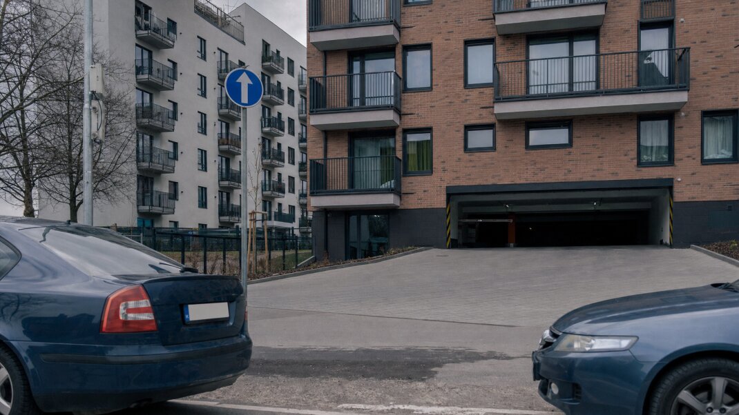 Parkovacie státia pred novostavbou v Bratislave s modernou architektúrou