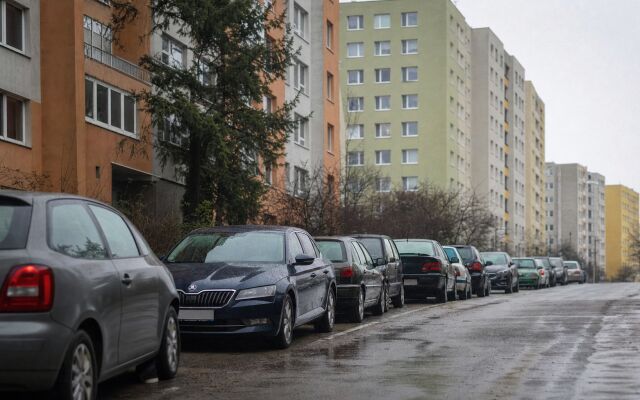 Ceny parkovania na ulici v Bratislave s autami a okolitými budovami