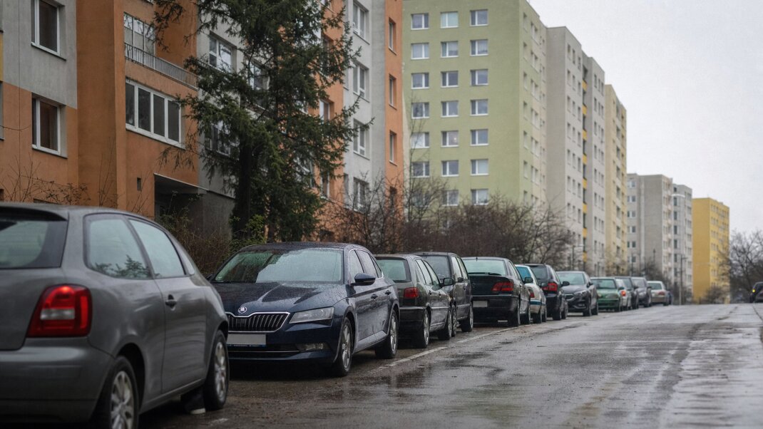 Ceny parkovania na ulici v Bratislave s autami a okolitými budovami