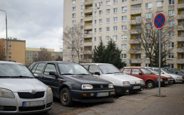 Parkovisko pred bytovkou s novým súkromným vlastníkom v Bratislave