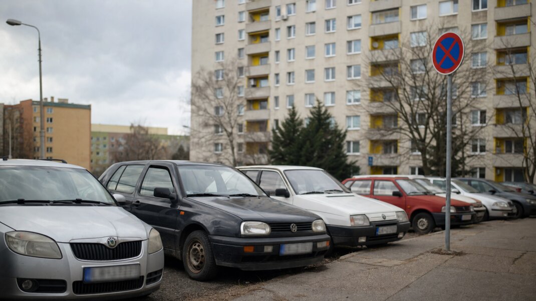 Parkovisko pred bytovkou s novým súkromným vlastníkom v Bratislave