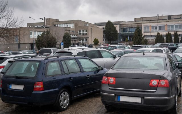 Preplnené parkovisko pred nemocnicou v Bratislave