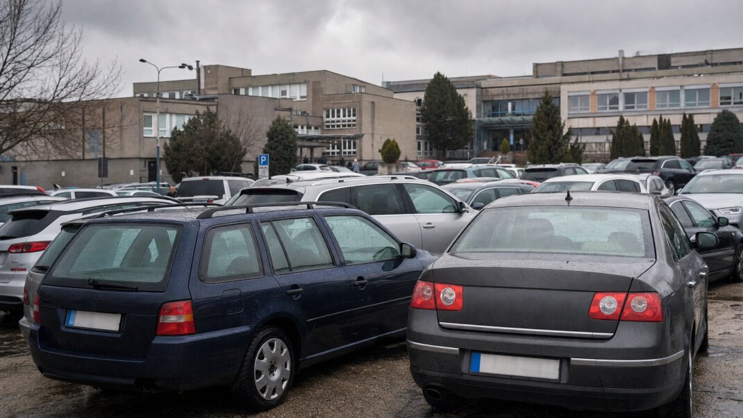 Preplnené parkovisko pred nemocnicou v Bratislave