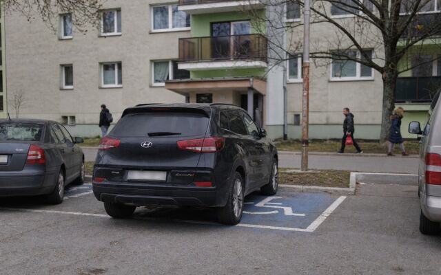 Auto zaparkované na mieste pre ZŤP v Bratislave bez oprávnenia