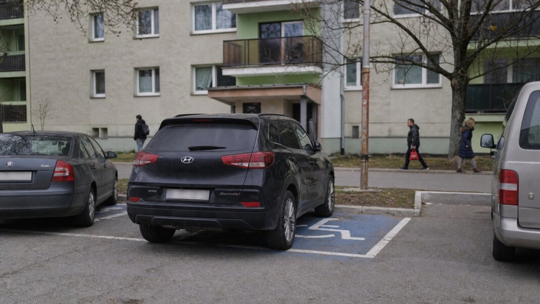 Auto zaparkované na mieste pre ZŤP v Bratislave bez oprávnenia