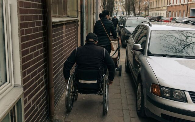 Auto zaparkované na chodníku v Bratislave, obmedzujúce priechod pre chodcov.