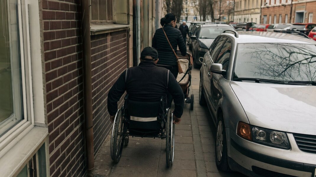 Auto zaparkované na chodníku v Bratislave, obmedzujúce priechod pre chodcov.