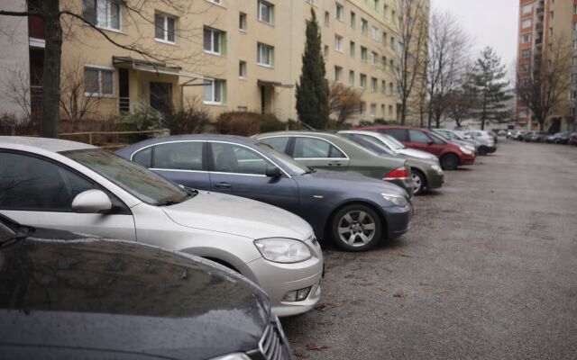 Vonkajšie parkovisko s autami v Bratislave pod jasným nebom