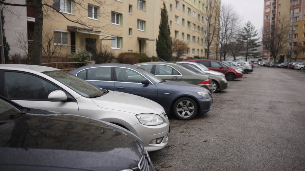 Vonkajšie parkovisko s autami v Bratislave pod jasným nebom