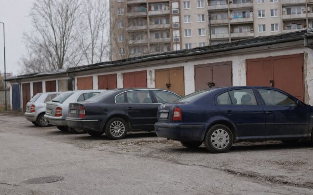 Garážové státia v Bratislave s autami zaparkovanými na ulici