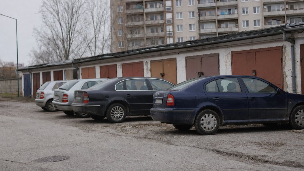 Garážové státia v Bratislave s autami zaparkovanými na ulici