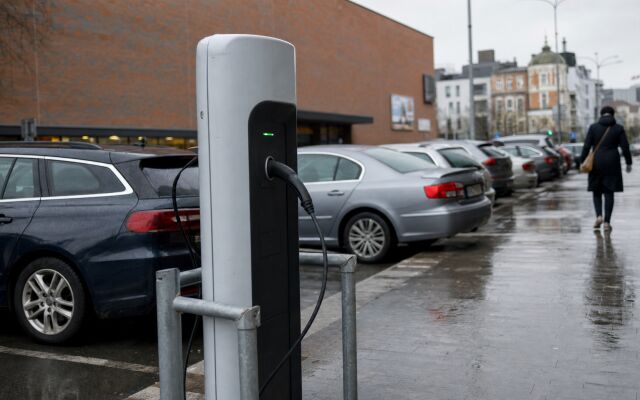 Parkovacie miesta pre elektromobily pred obchodom v Bratislave