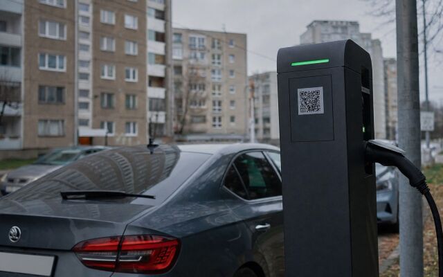 Vodič skenuje QR kód na nabíjacej stanici v Bratislave