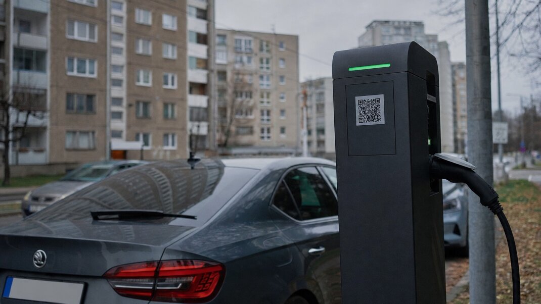 Vodič skenuje QR kód na nabíjacej stanici v Bratislave