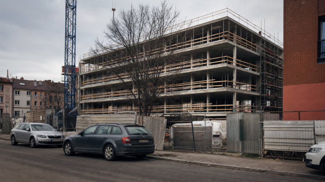 Parkovací dom v Bratislave s autami zaparkovanými na rôznych úrovniach