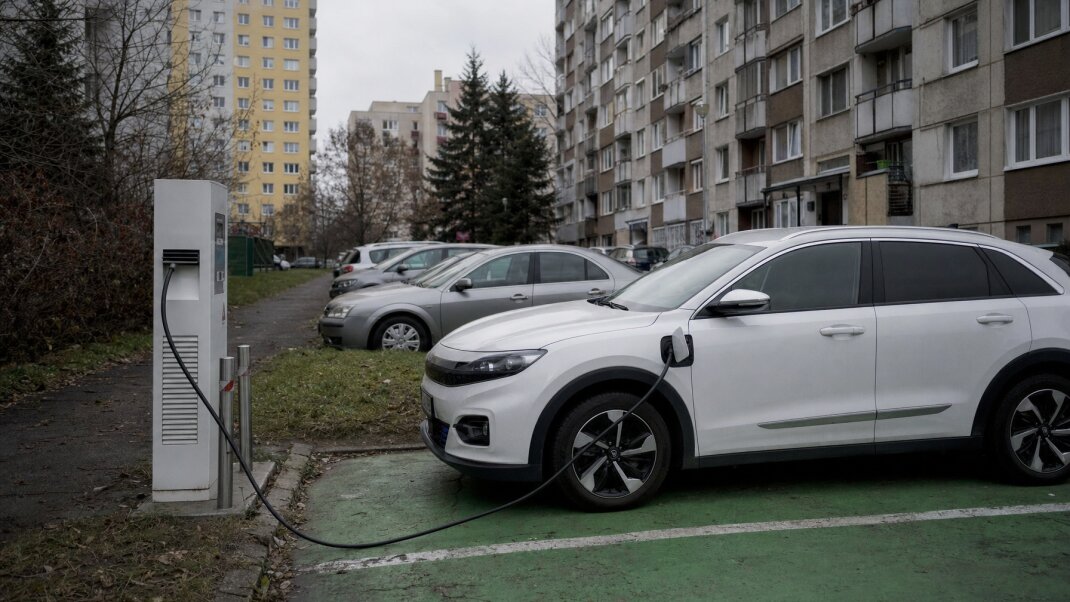 Elektromobily zaparkované pri rýchlonabíjačke v Bratislave