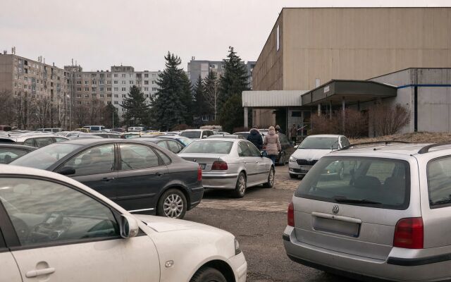 Preplnené parkovisko v Bratislave s autami a ponukou parkovacích miest