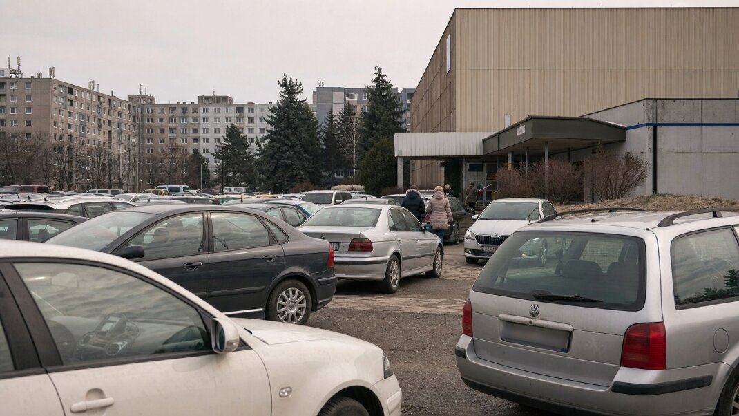 Preplnené parkovisko v Bratislave s autami a ponukou parkovacích miest