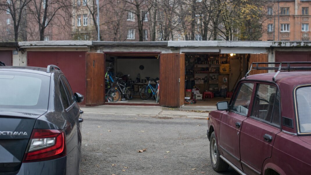Garáž s rôznymi predmetmi a náradím v bratislavskej štvrti