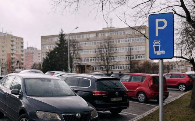 Parkovisko pred nemocnicou v Prešove s autami a orientačnými tabuľami